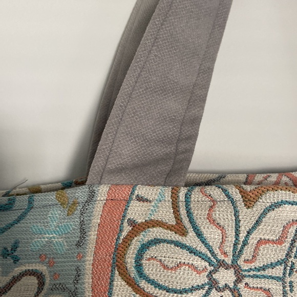 High Quality Large Paisley Print in Cream Pink Blue and Gray Tote - Picture 5 of 7